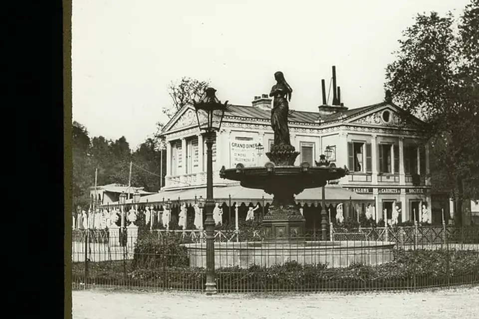 Photographie stéréoscopique ancienne d'un café chantant des Champs-Élysées, pavillon à colonnes derrière une fontaine et des arbres