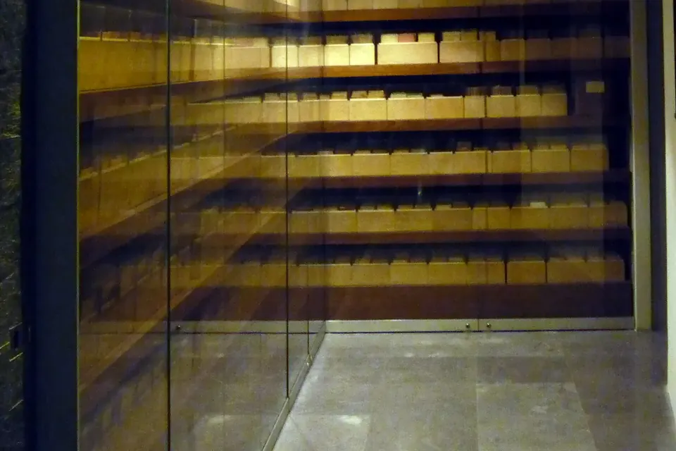 Vitrine éclairée du Mémorial de la Shoah à Paris contenant les tiroirs et les fiches cartonnées du fichier des Juifs