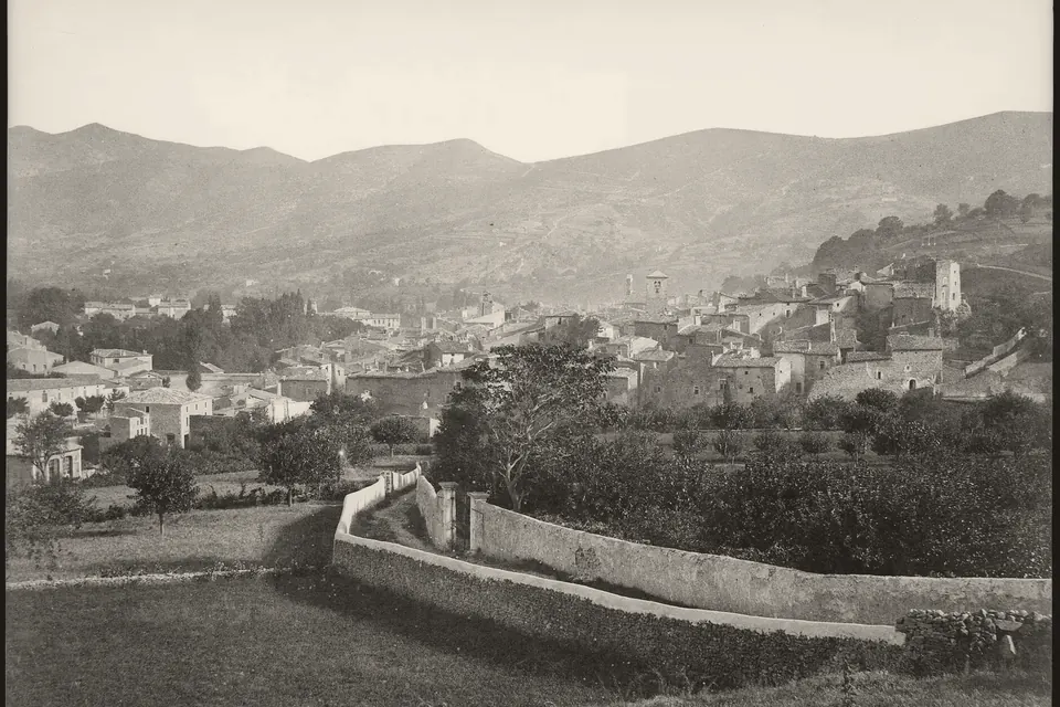 Vue générale ancienne de Dieulefit, le bourg et ses toits au creux d'une vallée entourée de collines