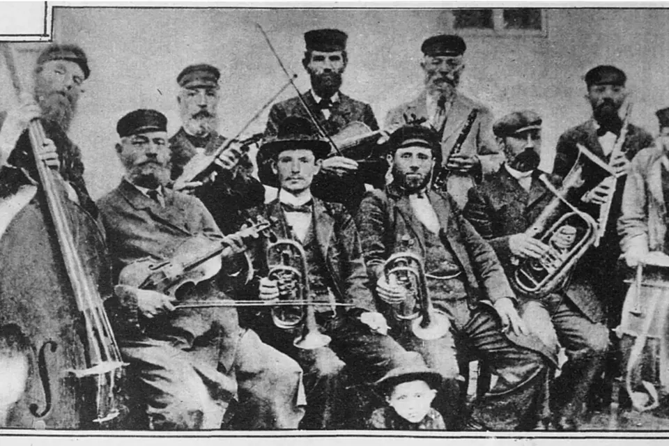 Photographie ancienne d'un orchestre de musiciens juifs de Russie posant avec violons, contrebasse, clarinette et cuivres
