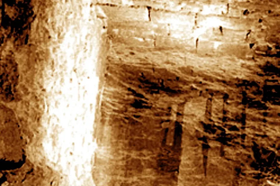 Photographie ancienne, en tons sépia, d'un bassin voûté creusé dans la pierre, le bain rituel de la synagogue de Cavaillon