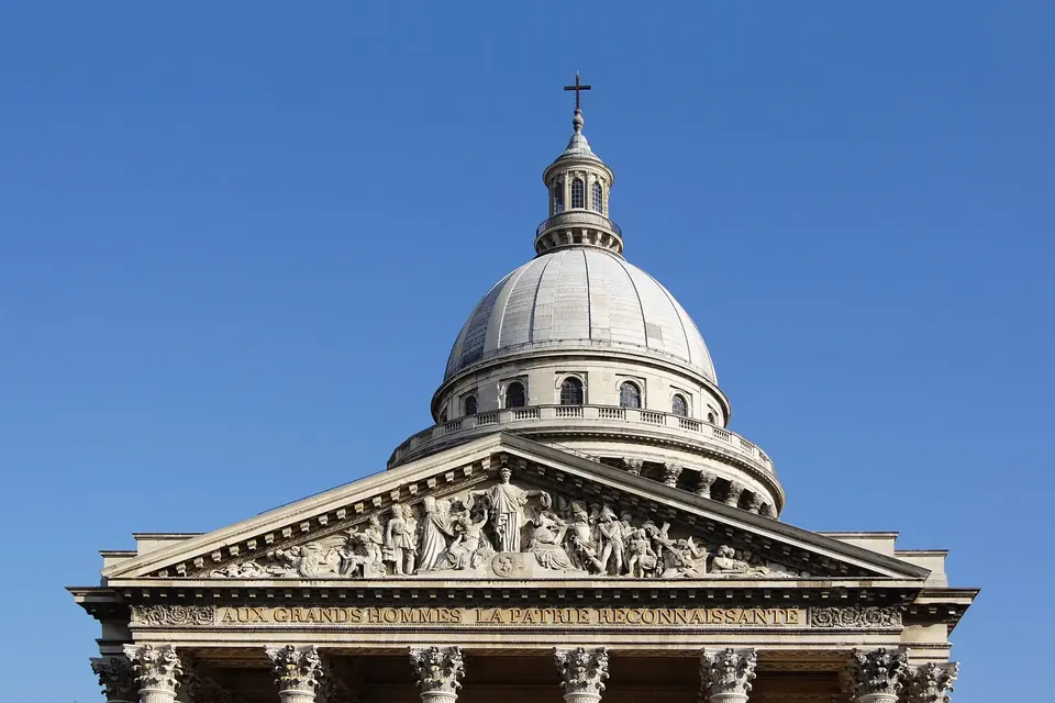 Le fronton sculpté et le dôme du Panthéon, à Paris, sous un ciel bleu
